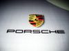 Schild mit schwarzen Buchstaben und Motiv von Porsche in Mnchen von 089 Werbung